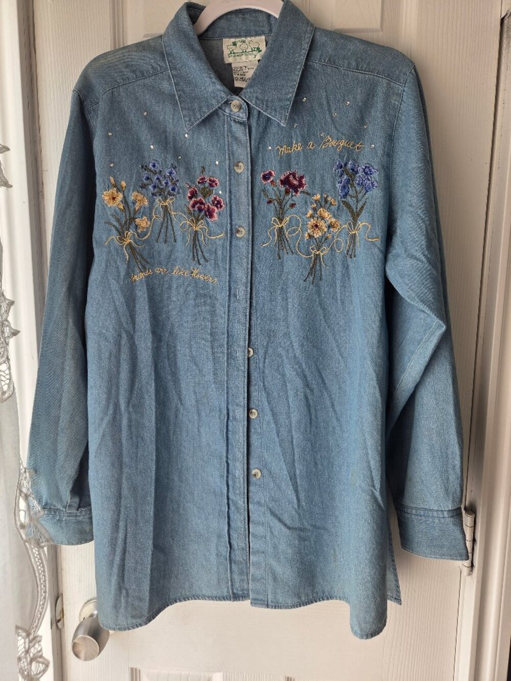 Quacker Factory Chambray Shirt Sz M Embroidered Friends are Like Flowers